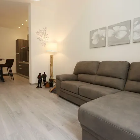 Lovely Old Town Apt With Free Private Parking Included! Genua