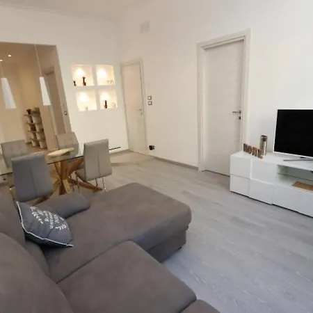 Lovely Downtown Top Location Apt With Free Private Parking Included! * Janov
