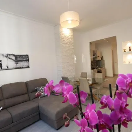 Lovely Downtown Top Location Apt With Free Private Parking Included!