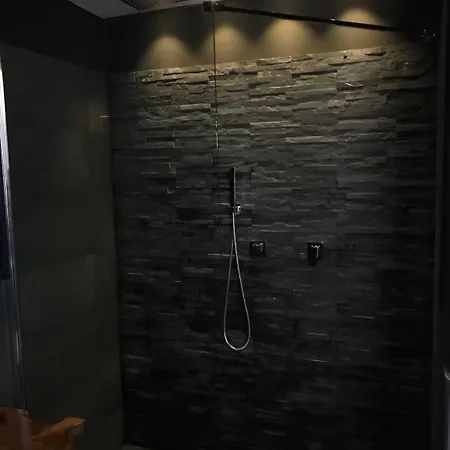 Lovely Downtown Top Location Apt With Free Private Parking Included! * Janov