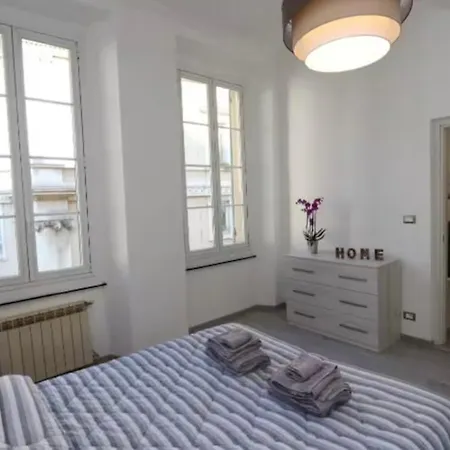 Lovely Downtown Top Location Apt With Free Private Parking Included! Janov