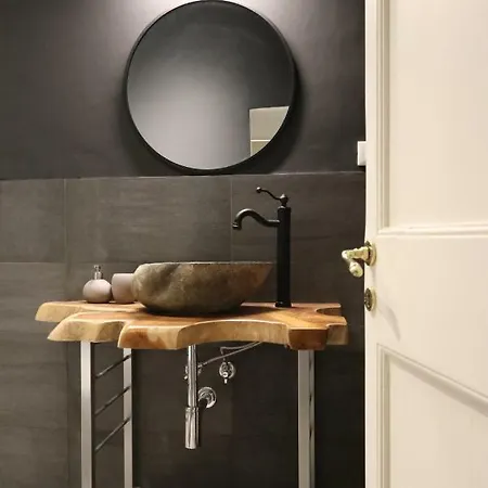 Lovely Old Town Apt With Free Private Parking Includer! * ジェノヴァ